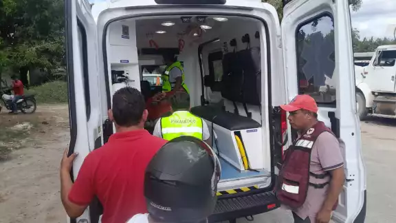 Tres personas, incluyendo un menor, resultaron lesionadas al derrapar una motocicleta Tres personas, incluyendo un menor, resultaron lesionadas al derrapar una motocicleta