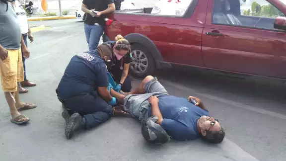 El hombre quedó tirado en el pavimento mientras era auxiliado por personal de la SSP El hombre quedó tirado en el pavimento mientras era auxiliado por personal de la SSP