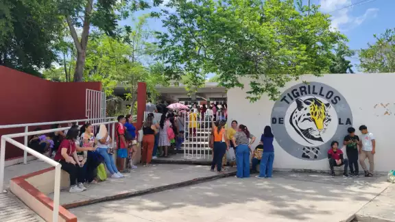 Padres de familia de la Secundaria Técnica 27, en la colonia Fidel Velázquez, exigieron mayor vigilancia contra el bullying. Padres de familia de la Secundaria Técnica 27, en la colonia Fidel Velázquez, exigieron mayor vigilancia contra el bullying.