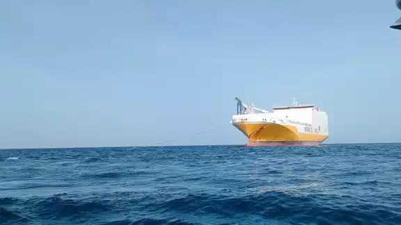 El buque continúa encallado en Sisal mientras continúan las evaluaciones ambientales