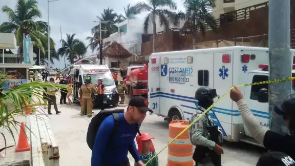 De la explosión una palapa empezó a incendiarse ante la presencia de los turistas De la explosión una palapa empezó a incendiarse ante la presencia de los turistas