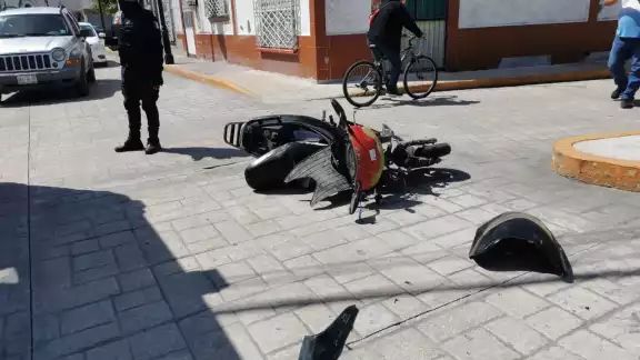El conductor no respetó una señal de alto y se impactó con un automovil El conductor no respetó una señal de alto y se impactó con un automovil