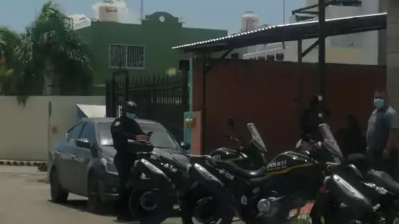 Al lugar llegaron 4 elementos policiacos que se hicieron cargo de la escena
