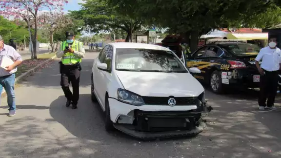 El auto impactó puesto de periódicos de la señora y un poste de alumbrado de la Circuito Colonias El auto impactó puesto de periódicos de la señora y un poste de alumbrado de la Circuito Colonias