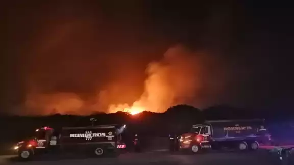 El incendio se pudo ver desde los techos de las casas aledañas