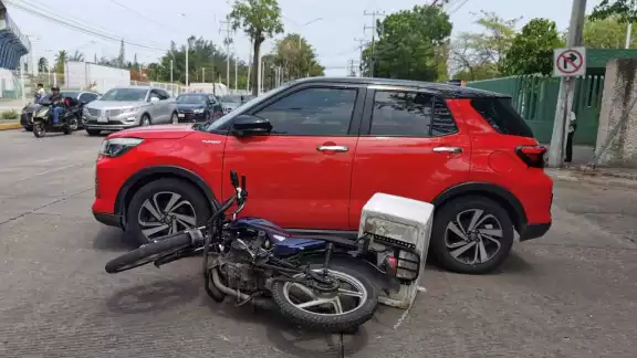 Motociclista termina lesionado al impactar contra una camioneta Motociclista termina lesionado al impactar contra una camioneta