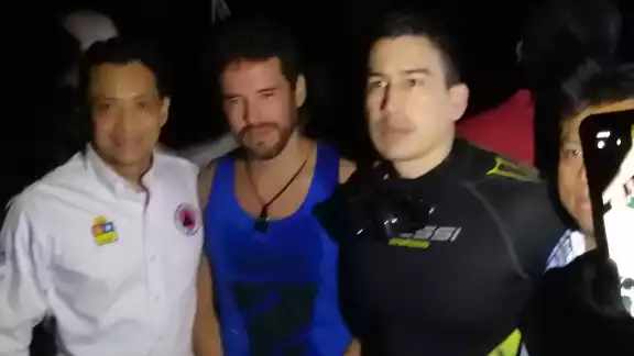 Tras una hora de búsqueda, a las 20:10 horas, el equipo de rescate salió con el buzo Tras una hora de búsqueda, a las 20:10 horas, el equipo de rescate salió con el buzo