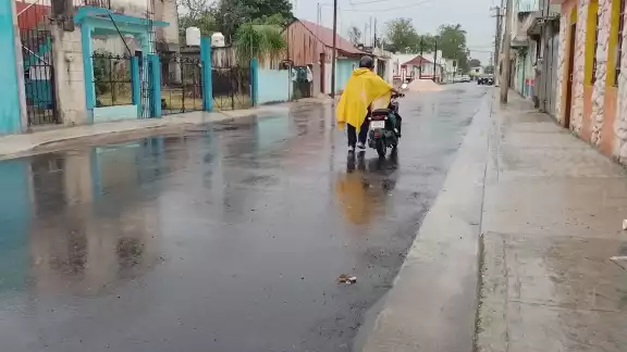 Pocas personas se atrevieron a salir a la calle bajo la lluvia