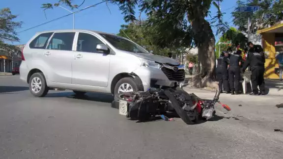La moto fue embestida por el automóvil