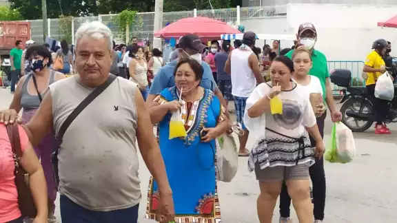 Algunos comerciantes han denunciado la inasistencia de las autoridades sanitarias en el mercado. Foto: Juan García Algunos comerciantes han denunciado la inasistencia de las autoridades sanitarias en el mercado. Foto: Juan García