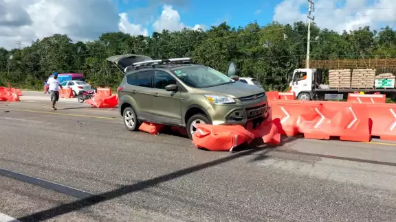 El automóvil sobre una de las vallas de contención y arrastró otras luego de impactarse con ellas en la carretera Playa del Carmen-Tulum El automóvil sobre una de las vallas de contención y arrastró otras luego de impactarse con ellas en la carretera Playa del Carmen-Tulum