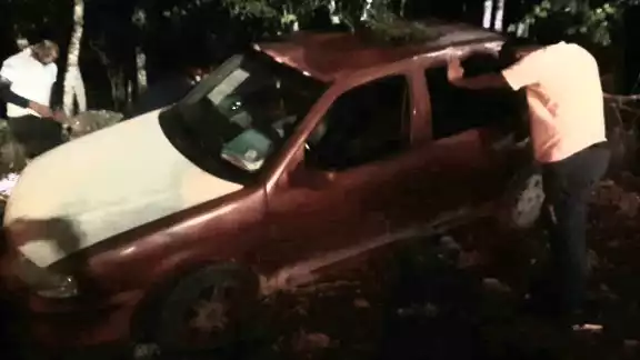 Un automóvil terminó fuera de la carretera rumbo a Kantunilkín cuando su conductor se dormitó Un automóvil terminó fuera de la carretera rumbo a Kantunilkín cuando su conductor se dormitó