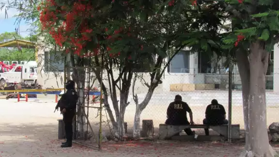 Autoridades mantienen vigilado el taller mecánico Autoridades mantienen vigilado el taller mecánico