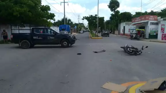 Dos personas en motocicleta fueron atropelladas por una camioneta de Obras Públicas del Ayuntamiento de Tekax Dos personas en motocicleta fueron atropelladas por una camioneta de Obras Públicas del Ayuntamiento de Tekax