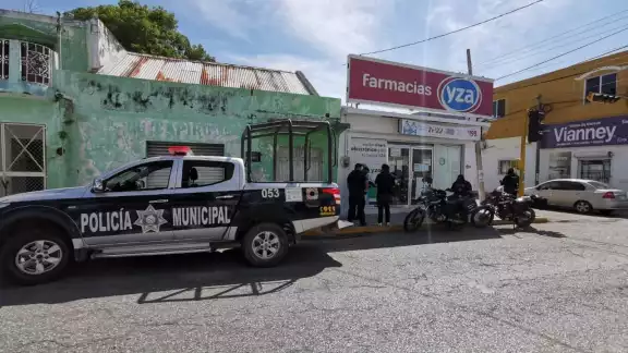 El robo se registró Alrededor de las 10:40 horas, cuando un sospechoso portando una navaja, ingreso a la farmacia Yza