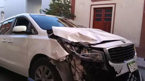 Así quedó el automóvil particular luego del percance Así quedó el automóvil particular luego del percance
