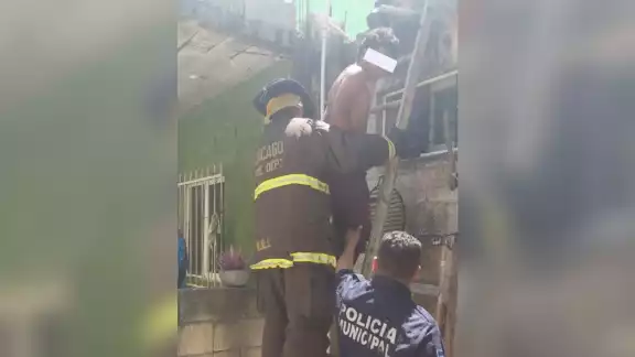 El hombre terminó en los separos de la Policía de Playa del Carmen tras ser bajado del techo de una vivienda El hombre terminó en los separos de la Policía de Playa del Carmen tras ser bajado del techo de una vivienda