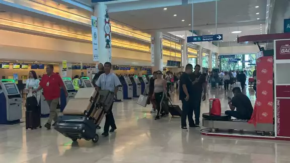Sólo tres vuelos han sido cancelados en el aeropuerto de Cancún Sólo tres vuelos han sido cancelados en el aeropuerto de Cancún