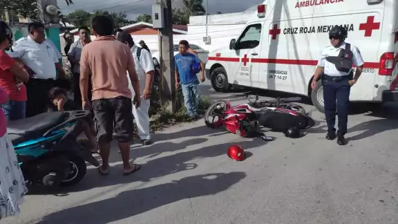 La motociclista terminó con una posible fractura en el brazo La motociclista terminó con una posible fractura en el brazo