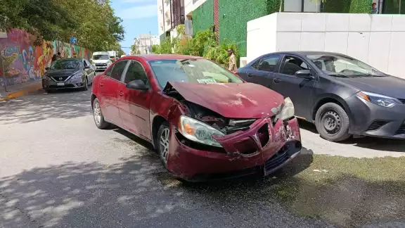 Choque en la calle 20 proyecta taxi contra transeúnte; mujer mayor termina hospitalizada Choque en la calle 20 proyecta taxi contra transeúnte; mujer mayor termina hospitalizada