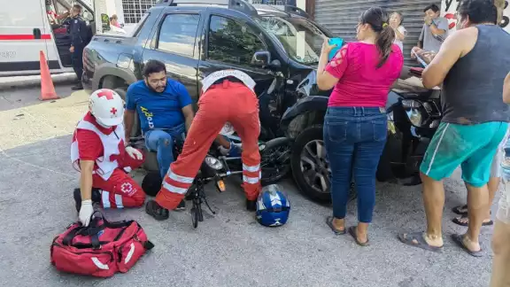 La pierna del hombre terminó atorada a un costado de su motocicleta tras el fuerte impacto La pierna del hombre terminó atorada a un costado de su motocicleta tras el fuerte impacto