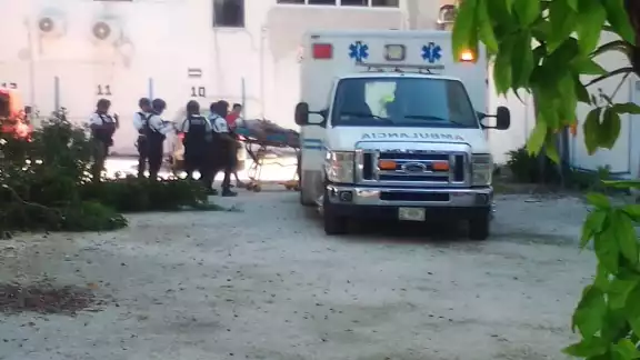 El abuelito fue llevado a una clínica privada en Playa del Carmen para ser atendido por médicos luego de caerse mientras trabajaba