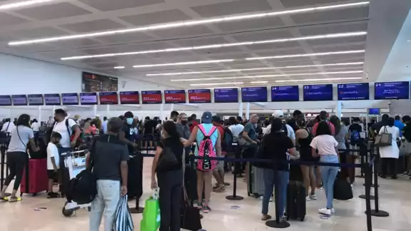 El aeropuerto de Cancún es el que más tráfico aéreo recibe, en comparación de los existentes en Chetumal y Cozumel