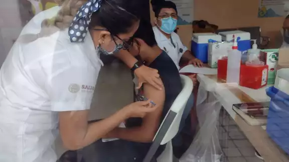 Los adolescentes que no recibieron su segunda dosis contra el coronavirus acuden al Hospital General de Carrillo Puerto para ser inmunizados