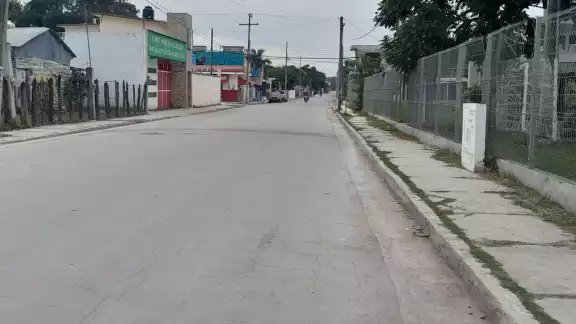 Calles vacías y basura deja celebración de noche de Navidad.
