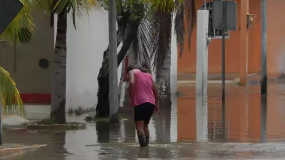 La lluvia generó inundaciones de hasta un metro de altura por la falla del drenaje. Foto: Irena Barrada La lluvia generó inundaciones de hasta un metro de altura por la falla del drenaje. Foto: Irena Barrada