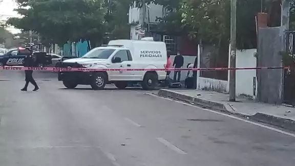 Servicios Periciales de la FGE Quintana Roo llegó a la colonia Colosio para el levantamiento del cadáver en Playa del Carmen Servicios Periciales de la FGE Quintana Roo llegó a la colonia Colosio para el levantamiento del cadáver en Playa del Carmen