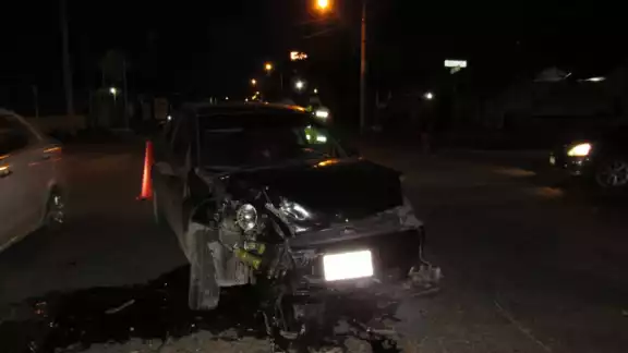 El camión dejó varios daños al auto particular El camión dejó varios daños al auto particular