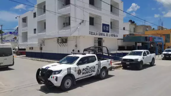 Dos hombres fueron detenidos por portación de un arma de fuego calibre 9 milímetros en la carretera federal Escárcega-Chetumal Dos hombres fueron detenidos por portación de un arma de fuego calibre 9 milímetros en la carretera federal Escárcega-Chetumal