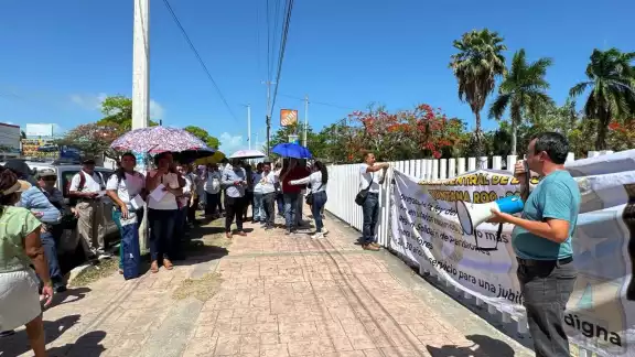 Maestros de Chetumal manifiestan inconformidad a días de iniciar las clases Maestros de Chetumal manifiestan inconformidad a días de iniciar las clases