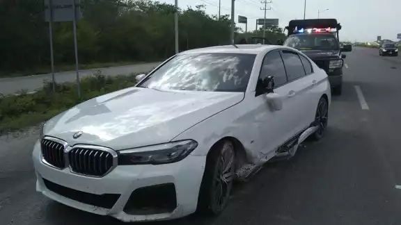 Con tal de evirtar a la ley, el conductor abandonó su automóvil de lujo. Foto: Ernesto Pinzón Con tal de evirtar a la ley, el conductor abandonó su automóvil de lujo. Foto: Ernesto Pinzón