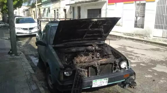 Al lugar llegaron elementos de la policía, así como bomberos para sofocar las llamas