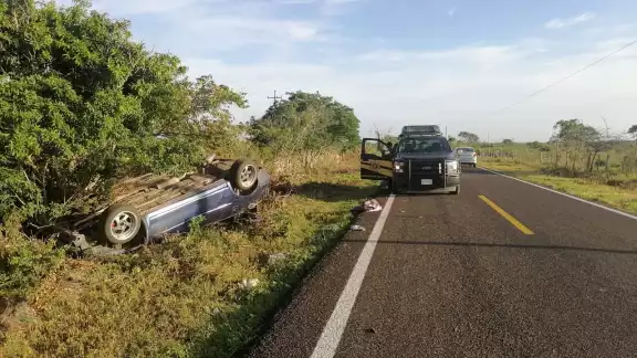 El auto quedó volcado fuera de la carretera El auto quedó volcado fuera de la carretera