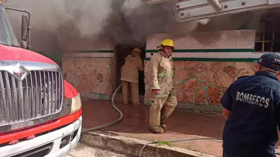 Bomberos de la SSP Yucatán logaron detener el fuego en una vivienda de Valladolid