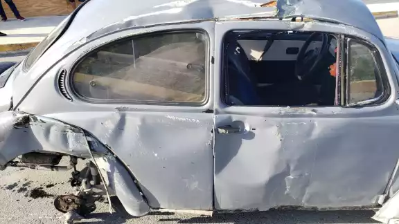 El hombre chocó contra el camellón y después se volcó