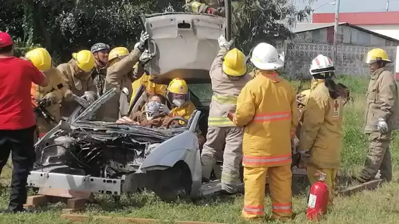 La finalidad es estar en condiciones de reaccionar ante emergencias en las que existan personas atrapadas en el interior de vehículos La finalidad es estar en condiciones de reaccionar ante emergencias en las que existan personas atrapadas en el interior de vehículos