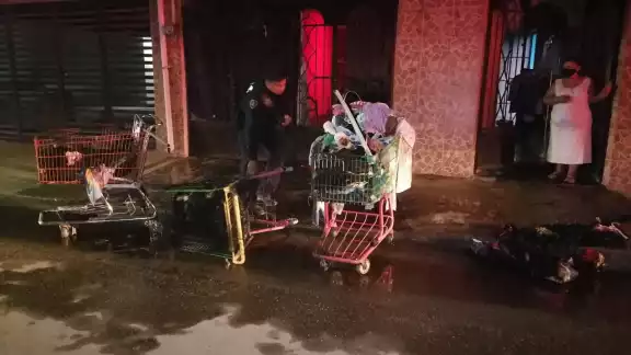 El fuego provenía de tres carritos de supermercado que contenían ropa de bazar El fuego provenía de tres carritos de supermercado que contenían ropa de bazar