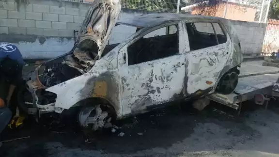 El fuego redujo al auto en simples fierros El fuego redujo al auto en simples fierros