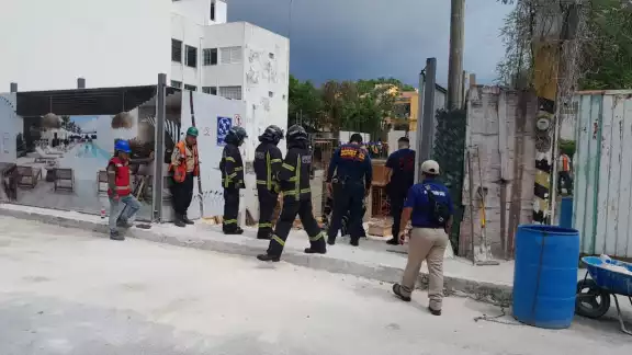 El albañil fue auxiliado y atendido por paramédicos El albañil fue auxiliado y atendido por paramédicos