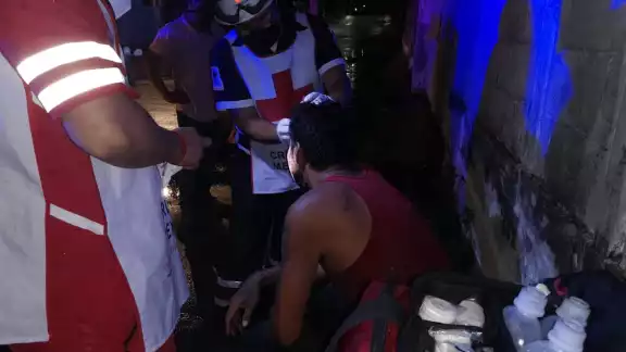 La persona fue atendida por paramédicos de la Cruz Roja Foto: Ricardo Jiménez La persona fue atendida por paramédicos de la Cruz Roja Foto: Ricardo Jiménez