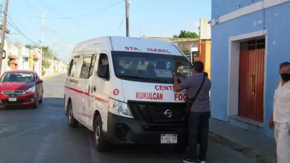 La combi quedó parada en medio de la calle La combi quedó parada en medio de la calle