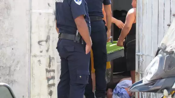 El hombre, yacía tendido en el suelo El hombre, yacía tendido en el suelo