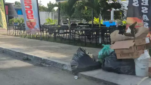 Cúmulos de basura generan malos olores y mal aspecto en el malecón “Carlos Sansores” de Champotón.
