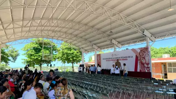 Después de 15 años de gestiones, fue inaugurada la cancha techada de la Primaria Niños Héroes en Campeche.
