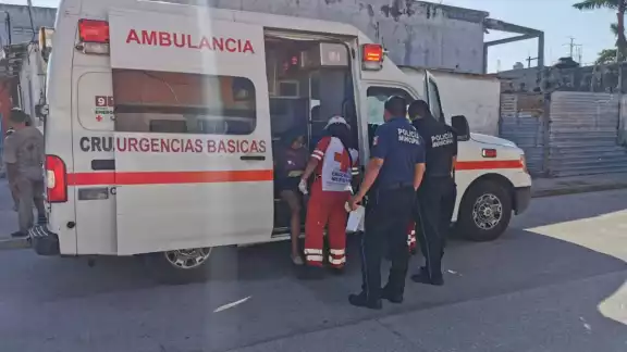 La mujer fue valorada por elementos de la Cruz Roja La mujer fue valorada por elementos de la Cruz Roja
