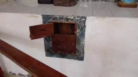 Los ladrones ingresaron en horas de la madrugada en la zona abierta de la iglesia que quedó después del derrumbe de la fachada hace unos meses Los ladrones ingresaron en horas de la madrugada en la zona abierta de la iglesia que quedó después del derrumbe de la fachada hace unos meses